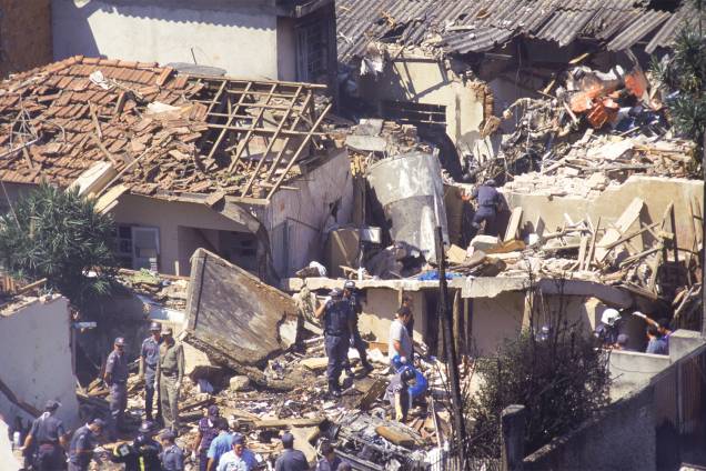 Bombeiros no trabalho de resgate dos destroços do Fokker 100, vôo 402 da TAM, que explodiu ao decolar do Aeroporto de Congonhas - 31/10/1996