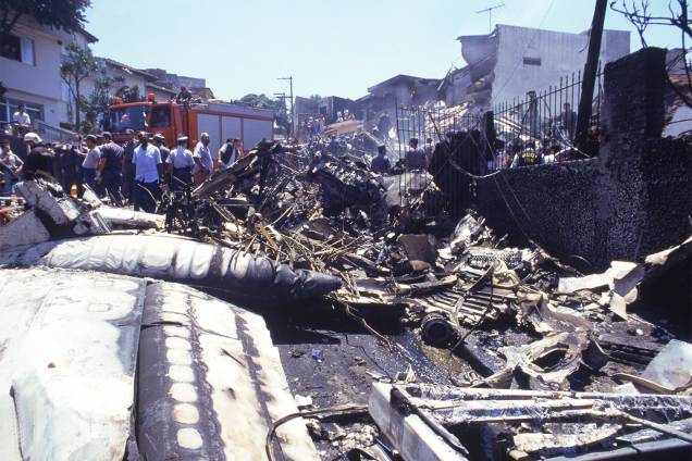 Bombeiros no trabalho de resgate dos destroços do Fokker 100, vôo 402 da TAM, que explodiu ao decolar do Aeroporto de Congonhas - 31/10/1996