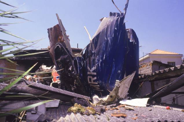Fragmentos do avião Fokker 100, vôo 402 da Tam, que explodiu após decolar do Aeroporto de Congonhas - 31/10/1996