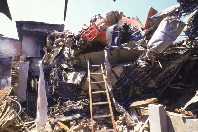 Trabalho de resgate dos destroços do Fokker 100, vôo 402 da TAM, que explodiu ao decolar do Aeroporto de Congonhas - 31/10/1996