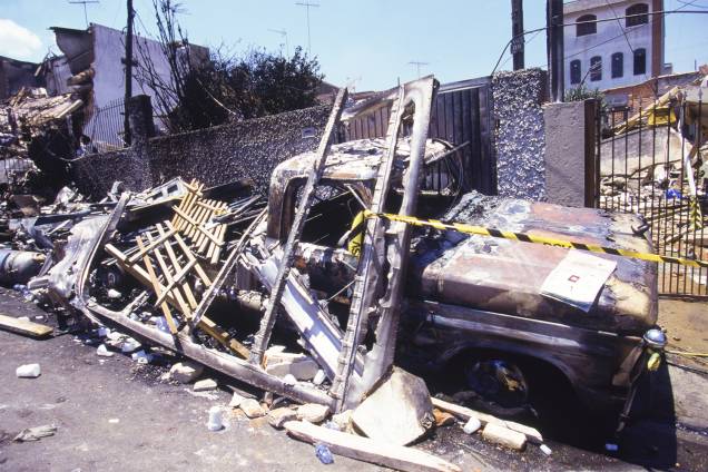 Trabalho de resgate dos destroços do Fokker 100, vôo 402 da TAM, que explodiu ao decolar do Aeroporto de Congonhas - 31/10/1996