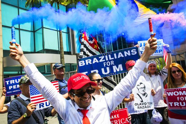 Grupo realiza ato a favor do candidato à presidência dos Estados Unidos, Donald Trump, na Avenida Paulista, em São Paulo (SP) - 29/10/2016