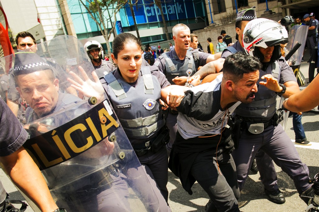 Grupos pró-Trump e anti-fascistas entraram em confronto na Avenida Paulista,em São Paulo (SP); quatro pessoas foram detidas pela Polícia Militar - 29/10/2016