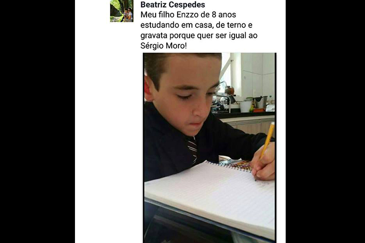 Mulher do juiz Sergio Moro compartilha foto de menino estudando de terno e gravata