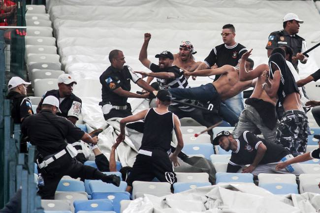 Torcedores do Corinthians entraram em confronto com a PM antes da partida contra o Flamengo