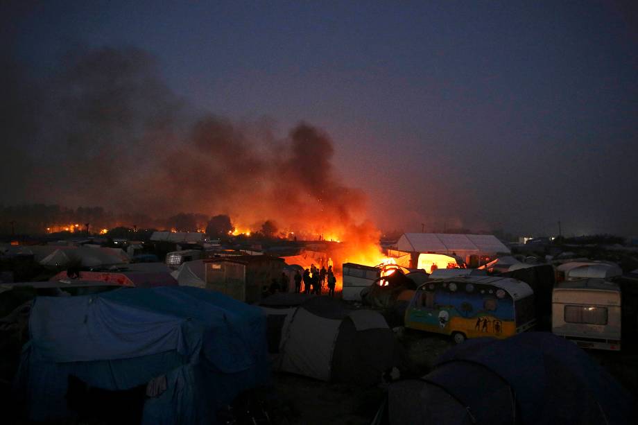 Migrantes são fotografados no campo de refugiados conhecido como 'Selva' em Calais, na França. Os migrantes estão sendo transferidos para centros de acolhimento espalhados pelo país - 25-10-2016