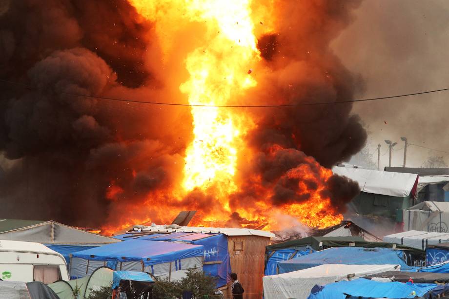 Explosão é vista no campo de Calais, na França, durante operação de evacuação de refugiados do local - 26/10/2016