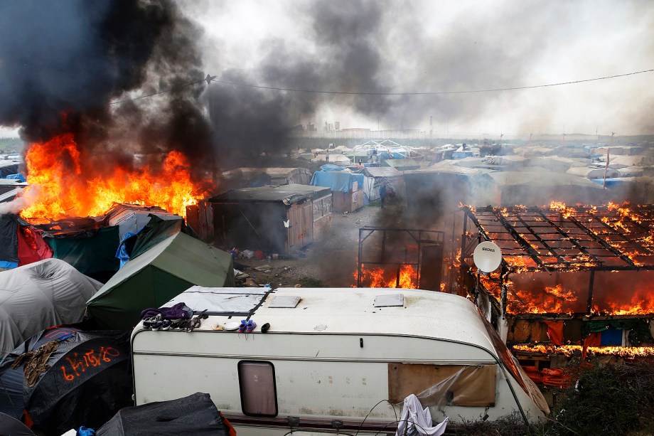 Incêndio destrói barracas montadas por refugiados no campo de Calais, na França - 26/10/2016