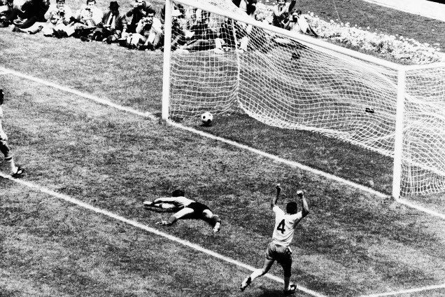 Carlos Alberto marcando o quarto gol do Brasil, no jogo Brasil 4 x 1 Itália, partida final da Copa do Mundo de Futebol, no Estádio Azteca