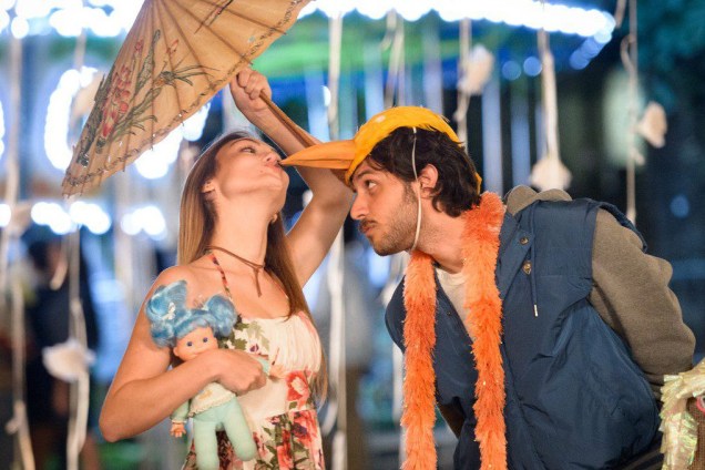 Helô (Isabelle Drummond) e Pedro (Chay Suede) em ‘A Lei do Amor’