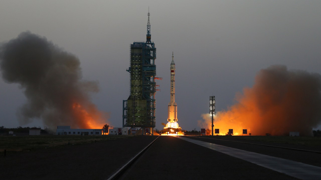 Shenzhou 11 durante lançamento em Jiuquan, China