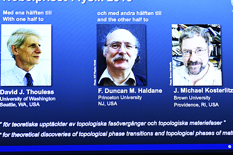 Os vencedores do Nobel de Física de 2016: David J. Thouless, F. Duncan M. Haldane e J. Michael Kosterliz