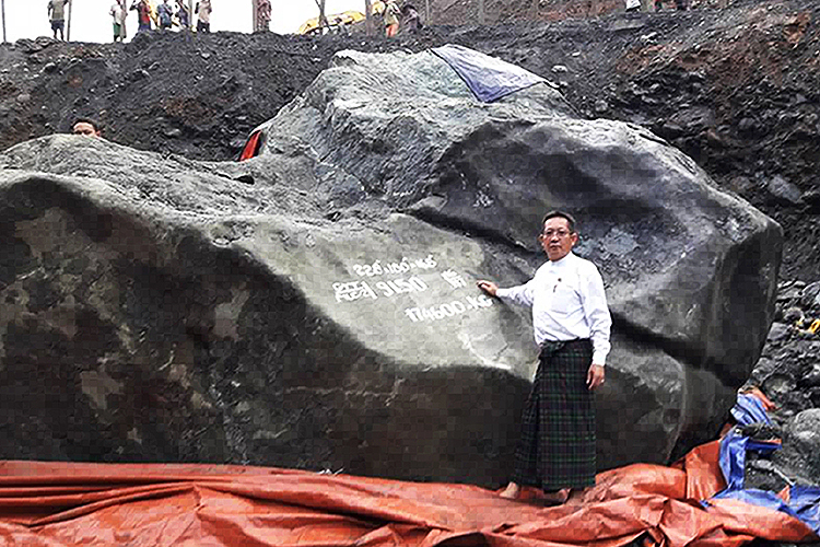 Pedra de jade gigante encontrada em Mianmar - 17/10/2016