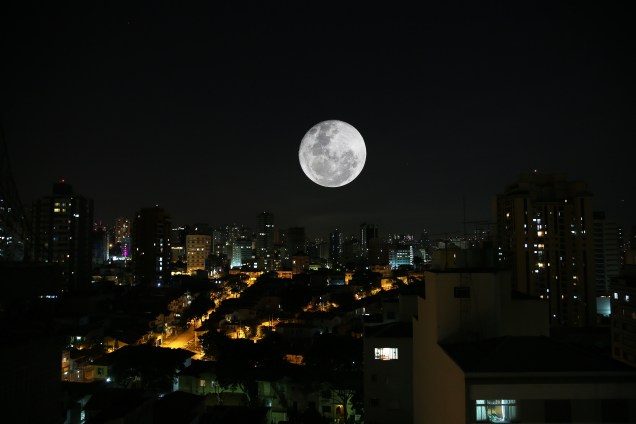 Superlua vista sobre o céu da cidade de São Paulo - 16/10/2016