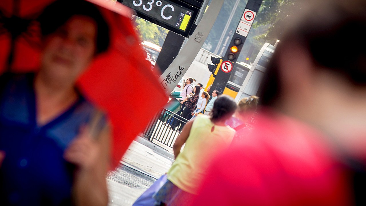 Termômetros passam da marca de 30ºC na Avenida Paulista, em São Paulo (SP) - 29/08/2016