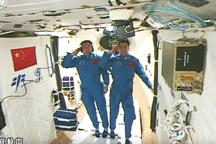 Tripulação da Shenzhou 11, na estação espacial Tiangong 2