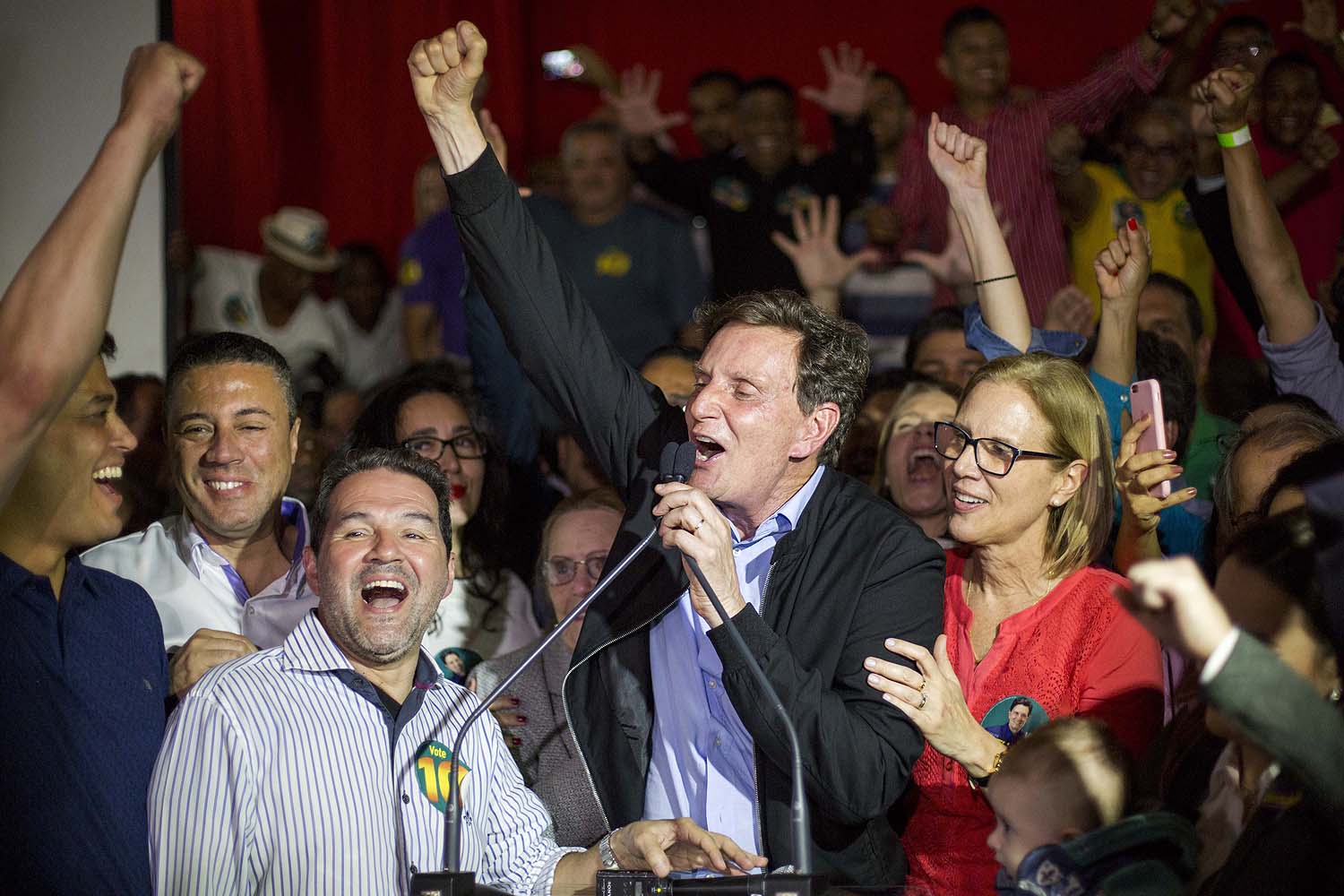 Crivella reza, canta e samba ao comemorar vitória no Rio ...