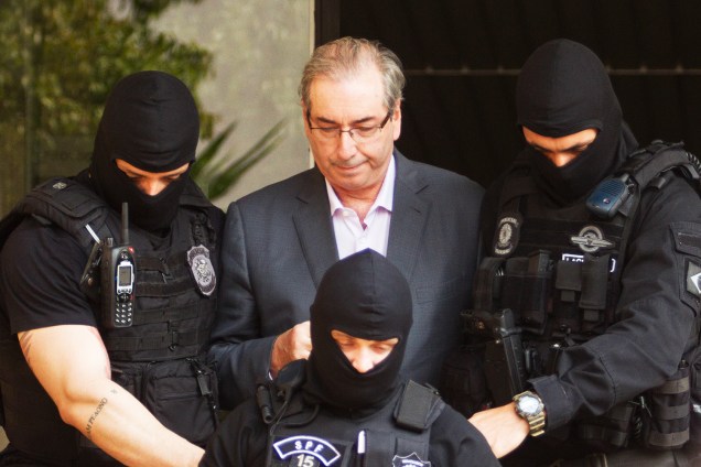 O ex-presidente da Câmara dos Deputados, Eduardo Cunha, faz exame de corpo de delito no IML de Curitiba (PR) - 20/10/2016