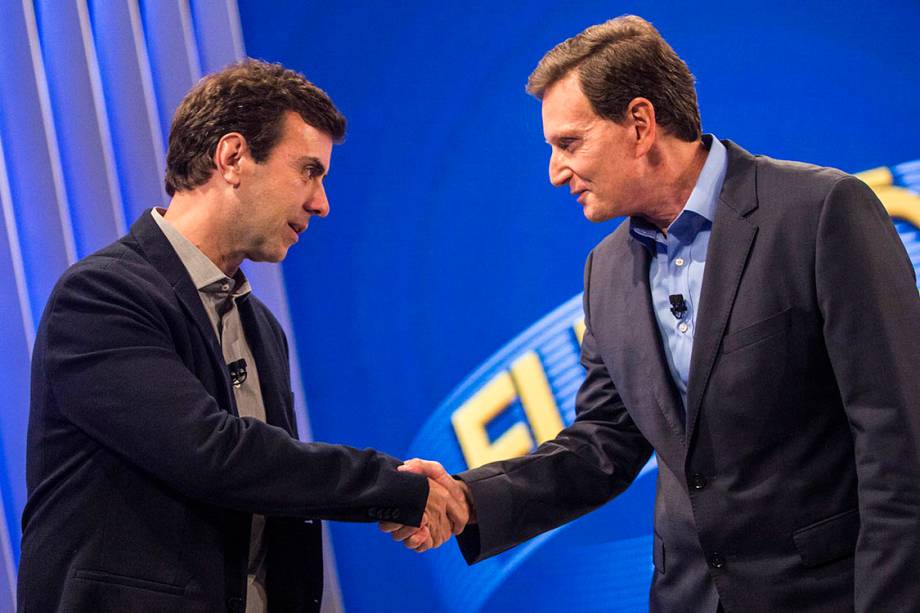 Os candidatos Marcelo Freixo (PSOL) e Marcelo Crivella (PRB) se cumprimentam antes do debate realizado pela Rede Globo