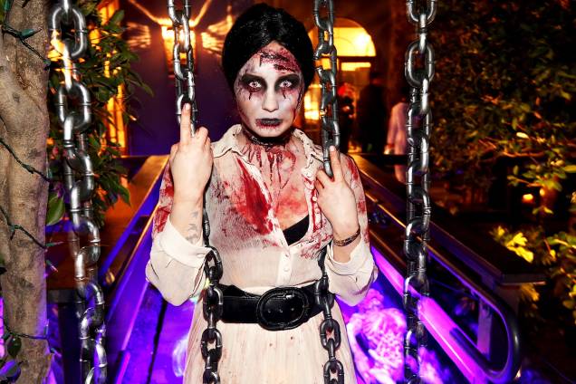 A cantora Demi Lovato participa de festa de Halloween em West Hollywood, na Califórnia - 31/10/2013