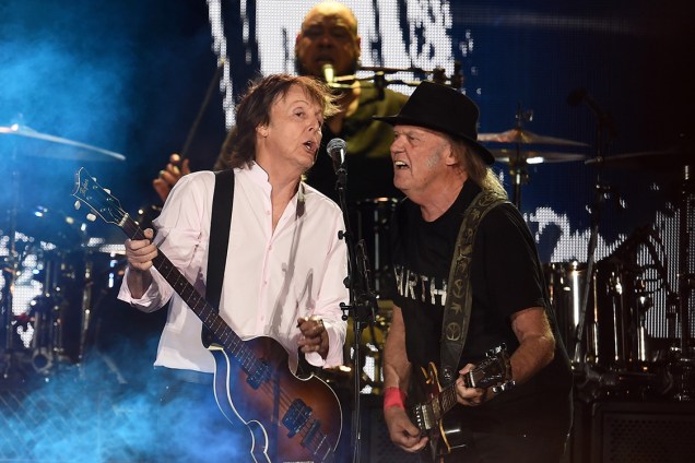 Paul McCartney canta com Neil Young durante o festival Desert Trip, na Califórnia