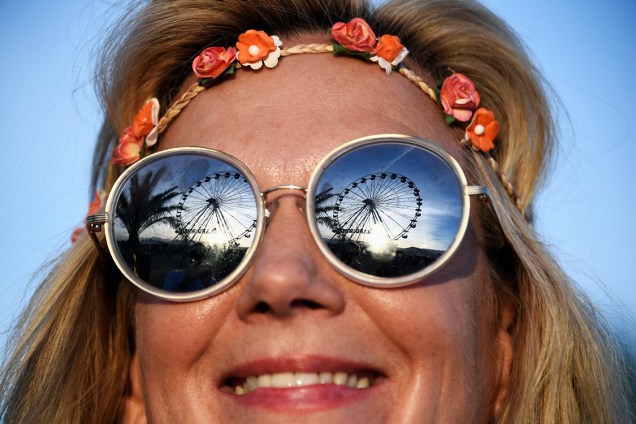 Mulher observa uma roda-gigante instalada no festival Desert Trip, na Califórnia