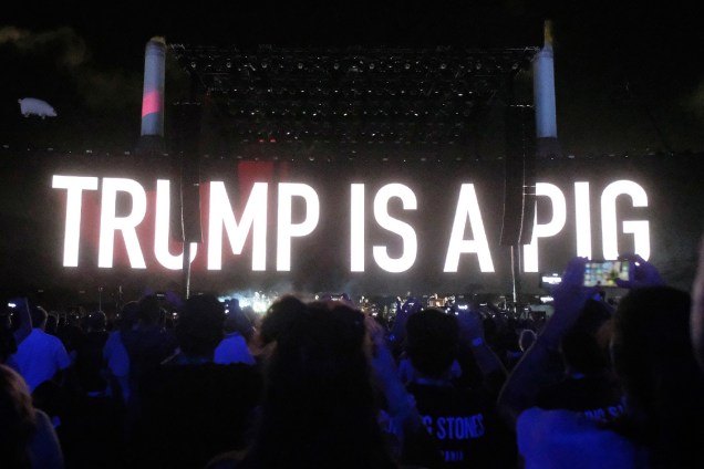 Durante show no festival Desert Trip, o cantor Roger Waters aproveitou para criticar o candidato Donald Trump