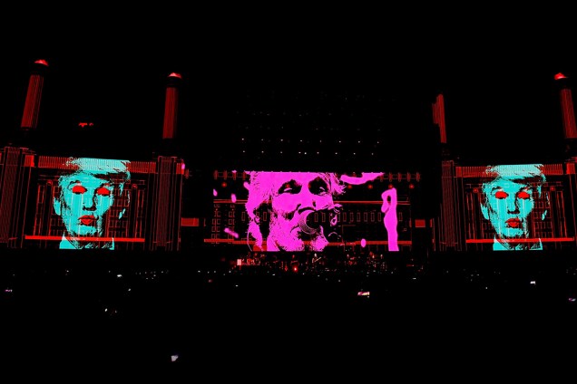 Uma imagem de Donald Trump é vista durante o show de Roger Waters no festival Desert Trip, na Califórnia