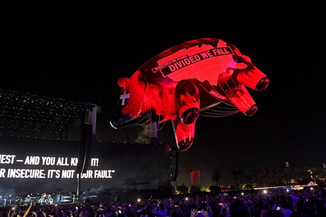 Em protesto contra o candidato Donald Trump, um porco inflável é visto durante o show de Roger Waters
