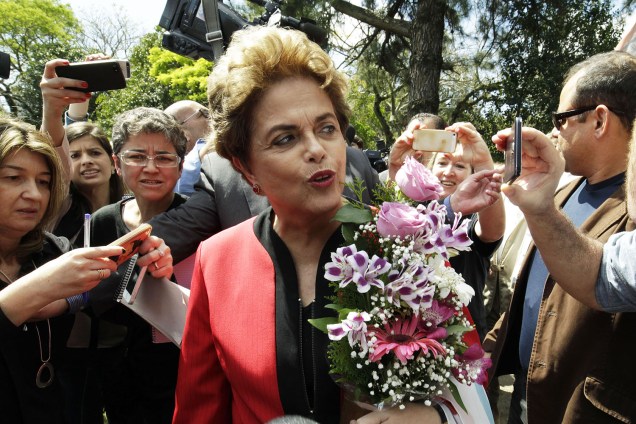 A ex-presidente Dilma Rousseff chega para votar no colégio Estadual Santos Dumont, localizado na Vila Assunção, zona sul de Porto Alegre, neste domingo (2), durante as Eleições Municipais 2016