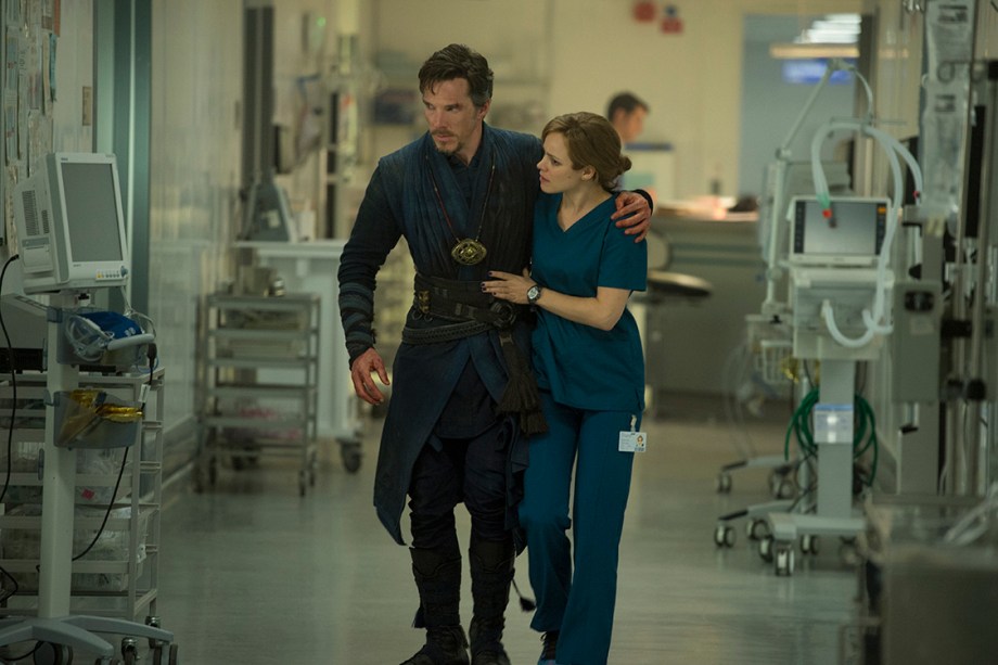 Dr. Stephen Strange (Benedict Cumberbatch) e Christine Palmer (Rachel McAdams), em cena do filme 'Doutor Estranho'