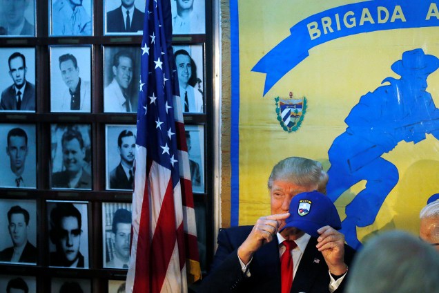 O candidato à presidência dos EUA Donald Trump durante encontro com líderes cubanos-americanos, no museu da Baía dos Porcos em Miami, na Flórida - 25-10-2016