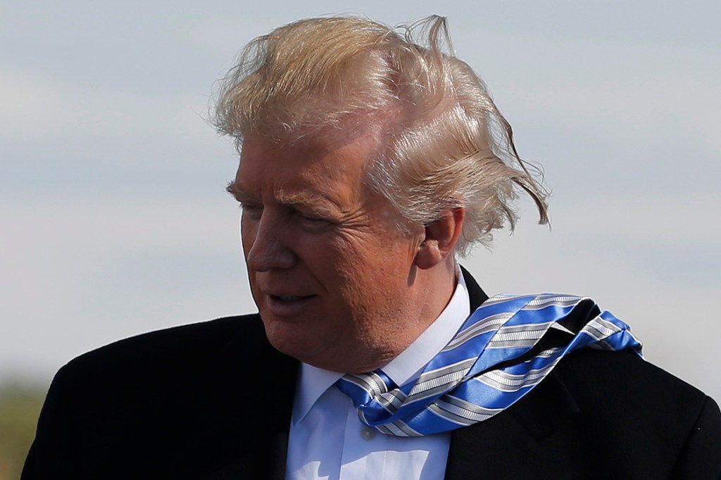 Donald Trump, candidato à Presidência dos Estados Unidos, fica com cabelos ao vento em parque da Pensilvânia