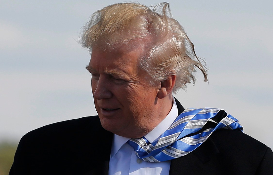Donald Trump, candidato à Presidência dos Estados Unidos, fica com cabelos ao vento em parque da Pensilvânia