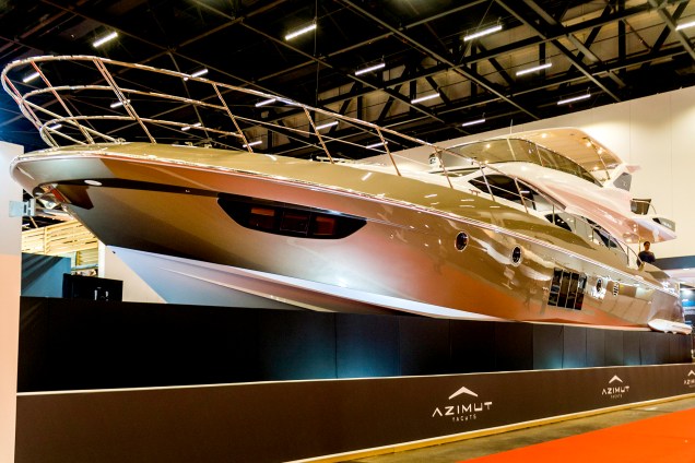 Azimut 70 dispone di 4 suite e 3 piani e presenta un design degli interni del marchio italiano Armani