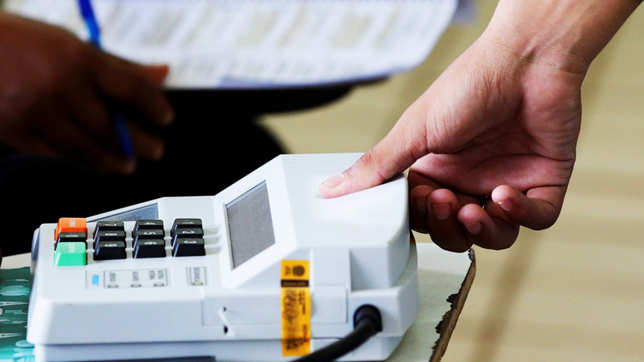 Eleitor utiliza sistema biométrico de votação em São Luís (MA) - 02/10/2016