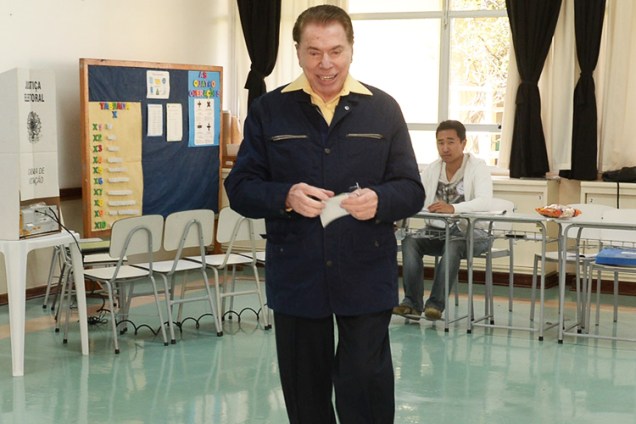 O apresentador Silvio Santos vota em escola na zona sul de São Paulo (SP) - 02/10/2016