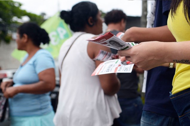 Distribuição de santinhos de propaganda de políticos em um colégio eleitoral do Estado do Rio de Janeiro - 02-10-2016