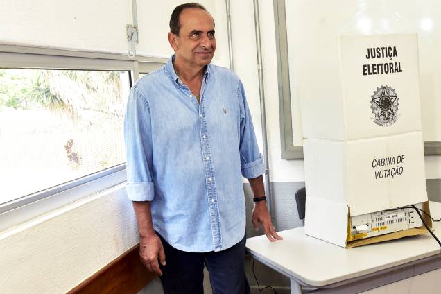 O candidato à prefeitura de Belo Horizonte (MG), Alexandre Kalil (PHS) vota na Escola Estadual Milton Campos - 30/10/2016