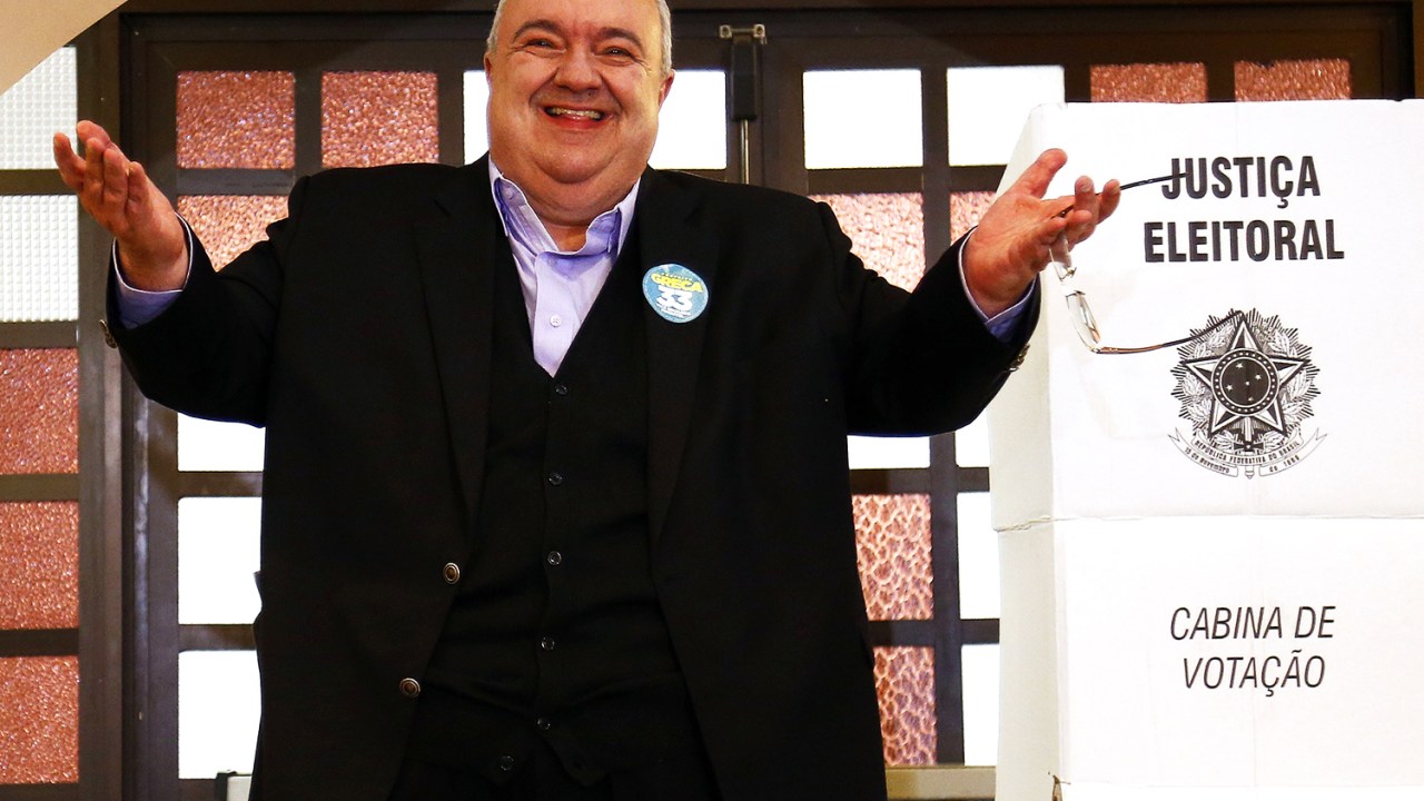 O candidato à prefeitura de Curitiba (PR), Rafael Greca (PMN), vota na Primeira Igreja Batista de Curitiba durante o segundo turno das eleições municipais - 30/10/2016