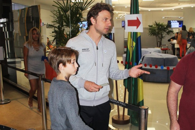 O ator Cássio Reis vota com seu filho na zona sul do Rio de Janeiro (RJ) - 30/10/2016