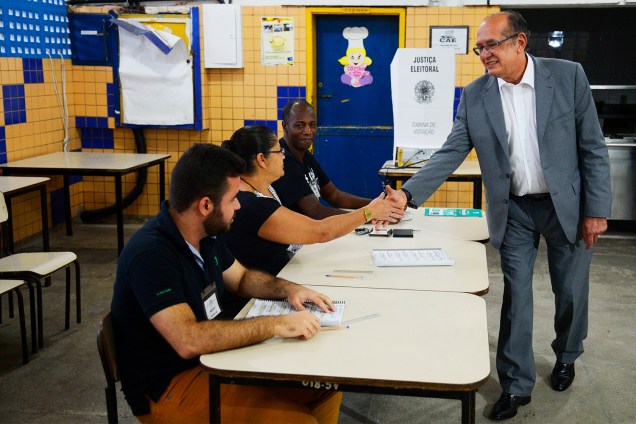O presidente do Tribunal Superior Eleitoral (TSE), ministro Gilmar Mendes,  visita a Escola Municipal Avertano Rocha no Rio de Janeiro (RJ) onde acompanha o início da votação na cidade - 30/10/2016