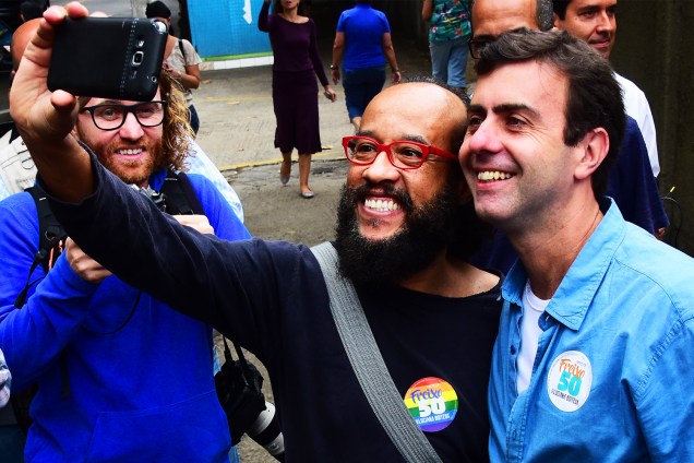 Eleitor faz selfie com o candidato à prefeitura do Rio de Janeiro (RJ), Marcelo Freixo (PSOL), durante o segundo turno das eleições municipais - 30/10/2016