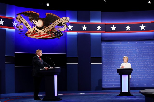 Os candidatos à Presidência dos EUA, Hillary Clinton e Donald Trump durante debate, em Las Vegas