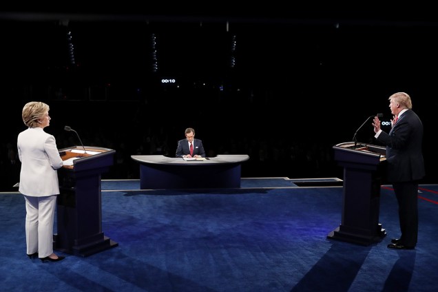Os candidatos à Presidência dos EUA, Hillary Clinton e Donald Trump durante debate, em Las Vegas