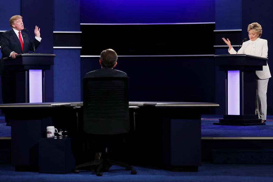 Os candidatos à Presidência dos EUA, Hillary Clinton e Donald Trump durante debate, em Las Vegas