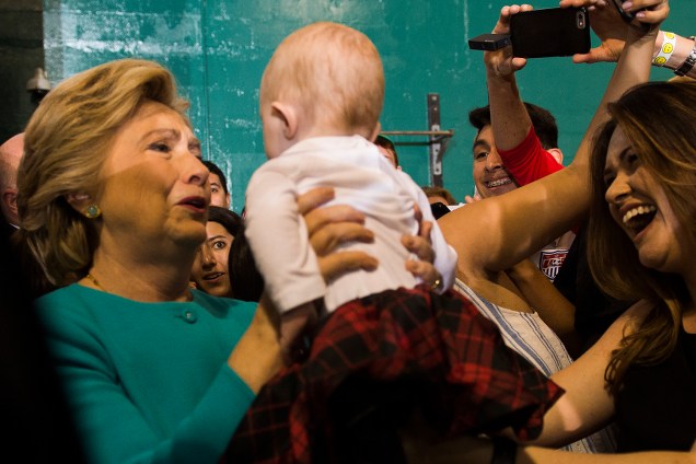 A candidata democrata Hillary Clinton segura bebê durante um evento de campanha no Palm Beach State College em Lake Worth, na Flórida - 26-10-2016