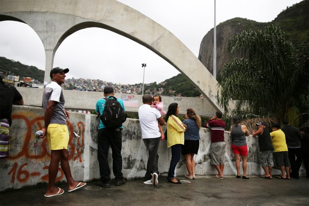 Eleitores aguardam abertura de local de votação, no bairro da Rocinha, no Rio de Janeiro (RJ) - 30/10/2016