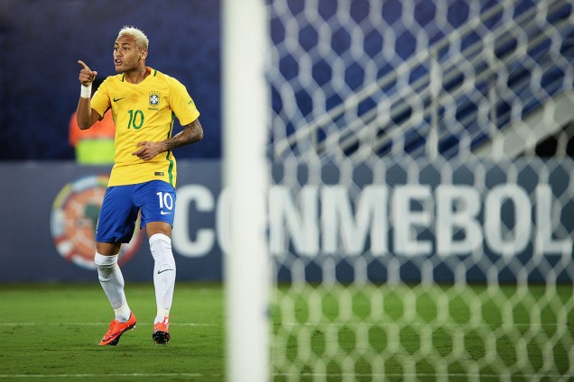 Neymar comemora após marcar o primeiro gol do Brasil sobre a Bolívia, na Arena das Dunas em Natal