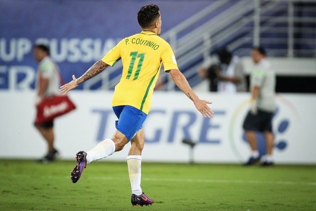 Philippe Coutinho comemora após marcar o segundo gol do Brasil sobre a Bolívia, na Arena das Dunas em Natal